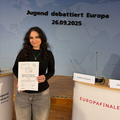 Vom Temeswarer Klassenzimmer ins Auswärtige Amt Berlin: Zara Chișevescu schaffte es Ende September Runde um Runde ins Finale des „Jugend debattiert international“-Wettbewerbs, wo sie ein Team mit einer Teilnehmerin aus Bulgarien formte. Schließlich wurde die Lenau-Schülerin Europameisterin. Hier im Bild – Zara mit ihrer frisch errungenen Auszeichnung