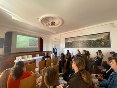 Nach der Präsentation des Studienangebots der HKA unterhielten sich Rebeca Schröder Crespillo und Franz Quint mit den interessierten Lenau-Schülern.
Fotos: Die Verfasserin
