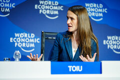 Zum in Davos geäußerten Zweifel von US-Präsident Donald Trump, ob Europa den Vereinigten Staaten im Angriffsfall als NATO-Partner beistehen würde, stellte Außenministerin Oana Țoiu klar: Ein einziges Mal in der Geschichte der NATO sei der Artikel 5 ausgelöst worden – durch die USA nach dem Terroranschlag vom 9.11.2001. Neben den damals 18 NATO-Bündnispartnern beteiligte sich auch Rumänen als Nichtmitglied am Einsatz in Afghanistan. | Foto: WEForum