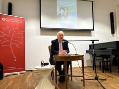 Hans Dama beim Vortrag im Rumänischen Kulturinstitut Wien