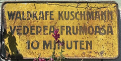 Originaler Wegweiser zum Waldkafe | Fotos: Bernice Krech-Lițoiu