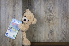 Laut Gesetzesinitiative soll das Kindergeld auf bis zu 100 Lei, weniger als 20 Euro, gekürzt werden können. | Symbolfoto: pixabay.com