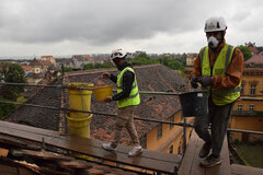 Tragen einer Maske wegen Arbeitens im Staub kann selbst bei Regenwetter nützlich sein.
Fotos: Klaus Philippi