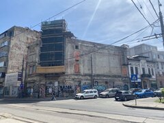 Die Arbeiten haben begonnen. Das Gebäude ist aktuell teilweise eingehüllt in Baugerüste. Nachdem Schutt entfernt wurde, wird gerade der Rest des Gebäudes stabilisiert, so die NGO auf ihrer Internetseite.