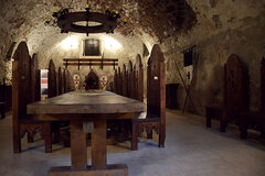 Kühl und recht dunkel ist es im Rittersaal der Bastei, die beim Bau der Alba Carolina ab 1714 schon stand und bis zu 100 Jahre vorher von Siebenbürger Sachsen finanziert worden war.