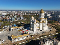 Die am vergangenen Sonntag in Bukarest eingeweihte Kathedrale der Erlösung des Volkes gehört mit 127 Metern Höhe, 126 Metern Länge und 68 Metern Breite zu den größten religiösen Bauten der Welt. Unter den orthodoxen Kirchen ist sie weltweit die höchste, gefolgt von der russischen Peter-und-Paul-Kathedrale in St. Petersburg. Überragt wird sie von mehreren katholischen und evangelischen Kirchen in Deutschland, Frankreich und Spanien. | Foto: Inquam Photos / George Călin