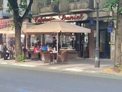 Das Café Daniel lädt nicht nur zum Verweilen ein, sondern befriedigt den süßen Genuss.