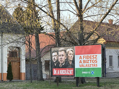 Ein Fidesz-Plakat in der Kleinstadt Makó warnt vor den politischen Gegnern der Regierung und zeigt unter anderem Wolodymyr Selenskyj und Ursula von der Leyen.