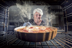 Was mag sich diese Frau als Atomic Habit vorgenommen haben? Öfter mal selber kochen und backen, statt zu Fertigprodukten zu greifen? Den Backofen in Zukunft sauber zu halten? Foto: Pixabay