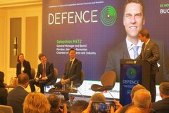 Die deutsche Botschafterin Angela Ganninger, der rumänische Präsident Nicușor Dan und der Präsident der AHK Volker Raffel sitzen neben Sebastian Metz (von links), General Manager der AHK Rumänien.
Fotos: der Verfasser