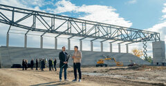 Bürgermeister Dominic Fritz und der FRF-Vorsitzende Răzvan Burleanu besuchten am Freitag die Baustelle der neuen Arena „Helden von Temeswar“. Foto: Bürgermeisteramt Temeswar