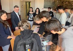 Nach der Präsentation des Studienangebots der HKA unterhielten sich Rebeca Schröder Crespillo und Franz Quint mit den interessierten Lenau-Schülern.
Fotos: Die Verfasserin