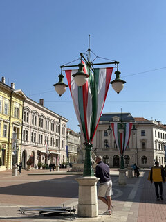Am Klauzál tér im Herzen der Universitätsstadt Szeged flanieren Einwohner und Studenten. Die ruhige Atmosphäre steht im Kontrast zur aufgeheizten politischen Debatte im Land.