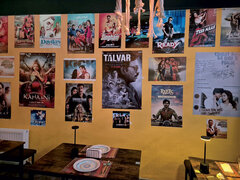 Eine Wand im Lokal ist den Bollywood-Filmen gewidmet.