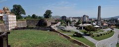 Links das eingerüstete Haupttor zur Burg, rechts der Obelisk aus der Zwischenkriegszeit, und dazwischen das sozialistische Stadt-Panorama
