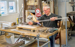 Laurean Oltean bei der Glasbearbeitung Foto: Laura Micu