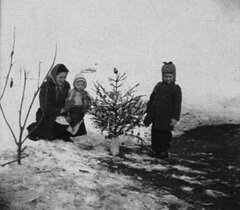 Das frühe Familienleben von Ludwig Stefan Schwarz spielte sich in der Bărăgan-Steppe ab, wie auch dieses Foto auf der Dokumentationsseite deportatiinbaragan.ro belegt, das Schwarz selbst in Lătești (Bordușanii Noi) schoss.