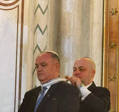 Silviu Vexler nahm die Ehrung von Ovidiu Ganț vor. | Foto: privat