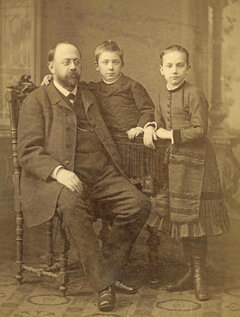 Friedrich Philippi mit seinen Kindern Marie und Gustav aus zweiter Ehe.
Foto Leopold Adler