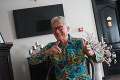 „Lachen fördert die Durchblutung des ganzen Körpers, Glückshormone wie Dopamin und Serotonin werden ausgeschüttet. Im Gegenzug werden Stresshormone und Entzündungsenzyme abgebaut, die Immunabwehr wird gesteigert, was in Zeiten wie diesen überlebenswichtig ist“, doziert Heinrich Heini Höchsmann (hier nach dem Sachsentreffen 2025 in Zeiden), nach etlichen Jahren in der Pharmaindustrie, auch „medizynisch“ gebildet.