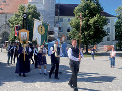 Die Prozession setzt sich in Richtung Basilika St. Anna in Bewegung