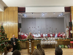 Siegfried Thiel und Johann Fernbach stellen das neue Magazin für Kindergartenkinder und ihre Familien anlässlich der Weihnachtsfeier der mittleren Gruppe des Nikolaus-Lenau-Kindergartens im AMG-Haus vor. Foto: Raluca Nelepcu