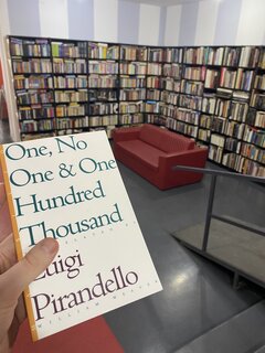 Bücher sind oft nicht teuer. Neuerscheinungen können zwar manchmal happige Preise haben, wenn man etwas warten kann, ändert sich das aber schnell. In Antiquariaten gibt es tausende Bücher, viele zu Spottpreisen (oft sogar günstiger als Nudeln), und in Bibliotheken können darüber hinaus Bücher ganz kostenfrei ausgeliehen werden. In einem Antiquariat in Bukarest bin ich fündig geworden. | Foto: Valentin Brendler