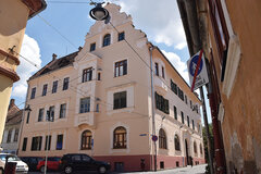 Farblich genauso wie das 1904 vom Münchner Architekten Karl Hocheder gebaute Volksbad gestaltet, und auch architektonisch unverkennbar eng mit ihm verwandt: der Altbau, worin Dichter und Theatermacher Radu Stanca in Hermannstadt wohnte. Dem Zweiten Wiener Schiedsspruch verdankte das rumänische Sibiu seinen intellektuell kräftigen Zuwachs aus der Universitätsstadt Klausenburg/Cluj. Foto: Klaus Philippi