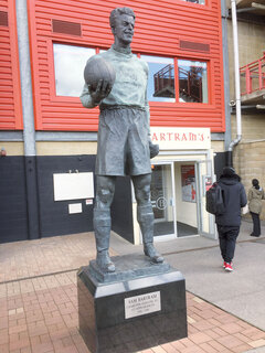 Torwart Sam Bartram. Alleine, im Nebel vergessen, hütete Bartram für weitere 15 Minuten sein Tor und hoffte, dass die Jungs „Chelsea gerade richtig einheizen“. An seine Hingabe erinnert seine Statue in Charlton.
Foto: Wikipedia