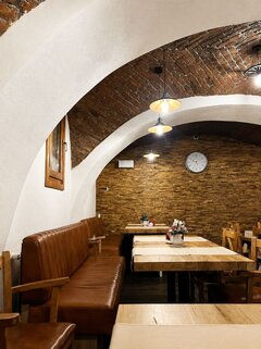Der Innenraum des Restaurants The Dome sorgt für eine warme private Weinkelleratmosphäre.