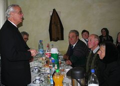 Nah an den Menschen: Bischof Christoph Klein im Gemeindesaal von Bulkesch im Gespräch mit damaligen Kuratoren der Kleinen Kokel 2007. Zu sehen sind Petrus Kirschner (Taterloch), Fritz Zickeli (Bulkesch) und Anna Miess (Schönau).
Fotos: Jürgen Henkel