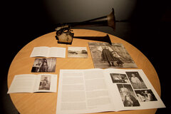 Das Projekt präsentiert uns den Banater Béla Bartók als überzeugten Europäer und ethnomusikologischen Forscher. Zwischen 1907 und 1918 sammelte, notierte und zeichnete er über 11.000 traditionelle Melodien, etwa 3600 davon stammen aus den Regionen Banat, Siebenbürgen und Maramuresch.