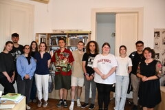 Die Studenten bei ihrem Besuch in der BZ-Redaktion. Rechts im Bild, Univ.-Lektorin Dr. Ana-Maria Dascălu-Romițan. | Foto: Dana Miculescu