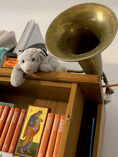 Schätze im „Musiklausienraum“: eigene Zeichnungen, Bücher, Ordner und Kästen mit Kompositionen, Musikinstrumente und andere Lieblingsgegenstände