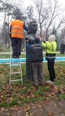 Einen Monat nach der mutwilligen Beschädigung wurden die Büsten restauriert und wieder auf ihrem Sockel in der „Persönlichkeiten-Allee“ im Zentralpark angebracht. Foto: Constructim