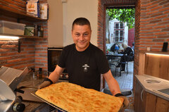 Traian Zeicu holt die frische Focaccia aus dem Ofen.