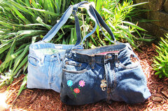 Denim-Handtaschen passen zu vielen Outfits und sind praktisch.