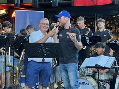 Christian Macedonski (links) beglückwünschte Musiker Matthias Roos (rechts) für das fünfjährige Bestehen der Jugendblaskapelle. | Foto: die Verfasserin