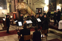 Schwarze Kleidung, in der Tat leuchtende Stimmen und ein zum Advent passendes Programm empfahlen die Konzert-Überschrift „Lux ex Tenebris” Foto: Klaus Philippi