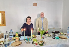 Anda Reuben und Tiberiu Baruch entzünden die Kerzen am Seder-abend. Foto: Aurelia Brecht