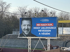 Ein Plakat in Szeged warnt davor, dass am Ende „Selenskyj lachen könnte“. In Ungarns Wahlkampf stellt die Regierung die Unterstützung der Ukraine als Risiko dar.