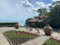 Die Sommerresidenz der rumänischen Königin Maria in Baltschik, die von einem wunderschönen Park mit einem großen botanischen Garten umgeben ist