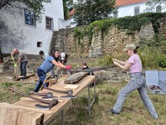 In Aktion: Nach der Bearbeitung mit Dechseln und Breitbeilen folgte das Zusägen.