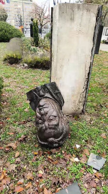 Passanten durch den Temeswarer Zentralpark erlebten am Montag eine böse Überraschung: Mehrere Büsten lagen auf dem Boden, nachdem unbekannte Täter sie von ihren Sockeln gerissen hatten. Foto: Facebook Corneliu N. Vaida