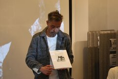 Grafikdesigner Victor Bartiș präsentiert das gemeinsame Werk.
Fotos: Göran Ladewig