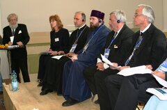 Bischof Christoph Klein bei einer Veranstaltung von „Healing of Memories“ (HoM) mit Vertretern der der Griechisch-Katholischen Kirche, der Rumänischen Orthodoxen Kirche und der Reformierten Kirche während der Dritten Europäischen Ökumenischen Versammlung (EÖV3) in Hermannstadt 2007. Links Moderator Pfarrer Dieter Brandes