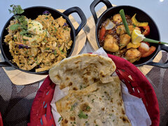 Geschmacksnoten im „Akkachi“: „Cheese chicken Kottu“ und „Pork Devils“, serviert mit „Garlic Paratha“