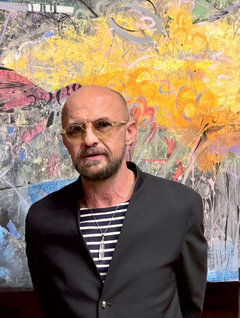 Der Künstler vor dem Werk „Urs polar I“