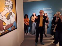 „Sitzender Fischer mit Mütze“ gleich im ersten Ausstellungsraum und auch auf Posters mit der Ausstellung zu sehen ist auch wegen der Materialien ungewöhnlich: Ölharz-Lackfarbe auf Sperrholz.