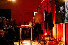 Der Schauspieler Mircea Dragoman vor dem Publikum im Multikulturellen Zentrum der Transilvania-Universität | Foto: Andrei Burcea